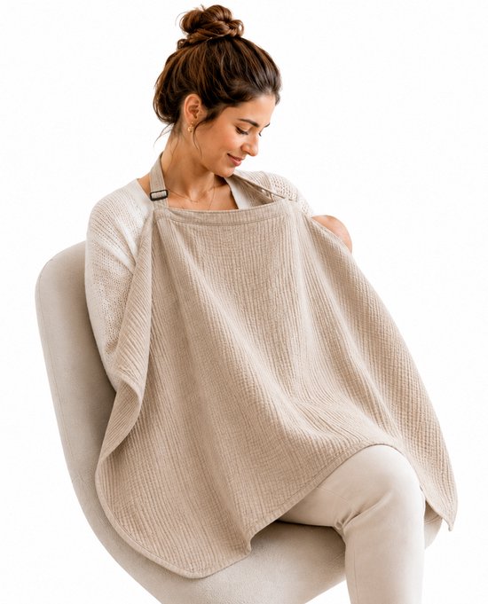 Vrouw met donker haar zit op een stoel en gebruikt een crèmekleurige, textuurrijke hydrofiele borstvoedingsdoek.