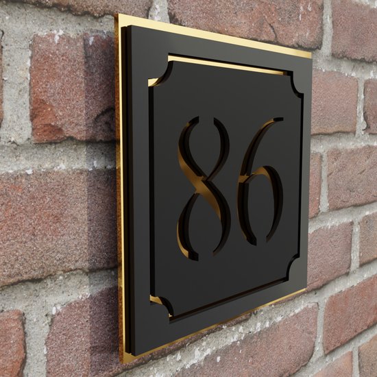 Zwart huisnummerbord met gouden '86' en een gouden kader, zijaanzicht.