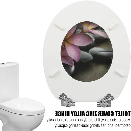 Witte toiletbril met bloemenprint en chroomkleurige scharnieren, gemonteerd op een toiletpot.