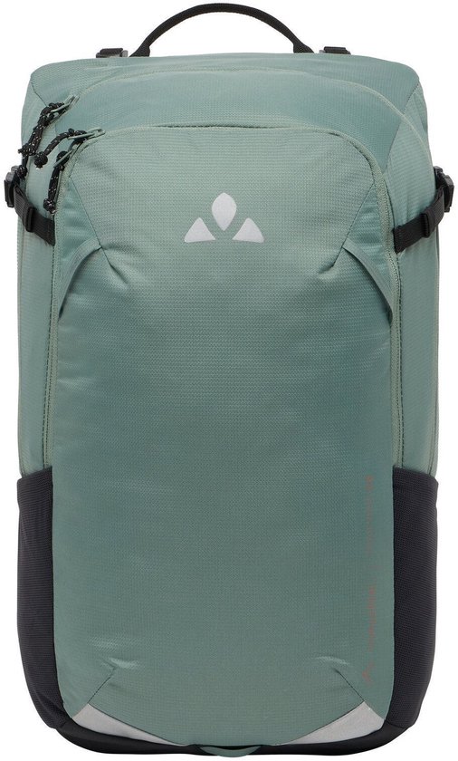 Groene rugzak met Vaude logo, twee zwarte vakken aan de onderkant en reflecterende strepen.