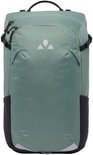 Groene rugzak met Vaude logo, twee zwarte vakken aan de onderkant en reflecterende strepen.