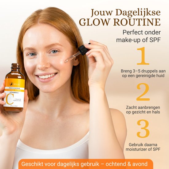 Een roodharige vrouw brengt Sylk Vitamine C serum aan op haar gezicht. De tekst beschrijft de dagelijkse glow routine.