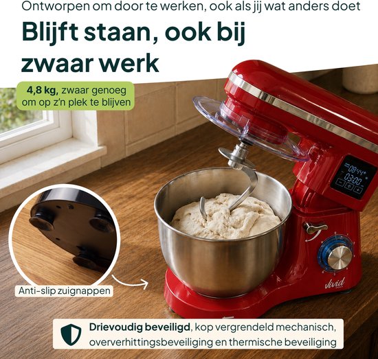 Rode keukenmixer met deeghaak die zwaar deeg kneedt in roestvrijstalen kom. Zwarte anti-slip zuignappen aan de onderkant.