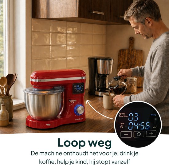 Rode keukenmixer op aanrecht met een man die koffie inschenkt. Digitaal display toont timer.