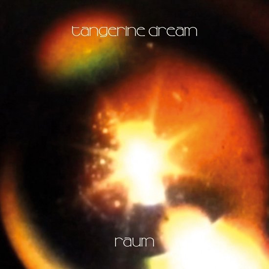 Albumcover van Tangerine Dream met de titel 'Raum' in witte letters, tegen een achtergrond van abstracte oranje en gele gloed.