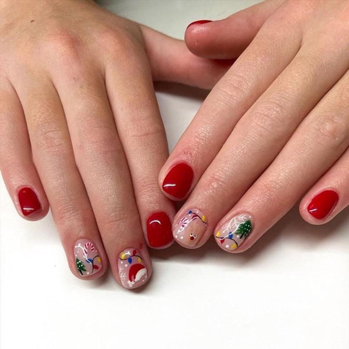 Rode kerst nagels voor vrouwen en meisjes met kerstman en kerstmuts design