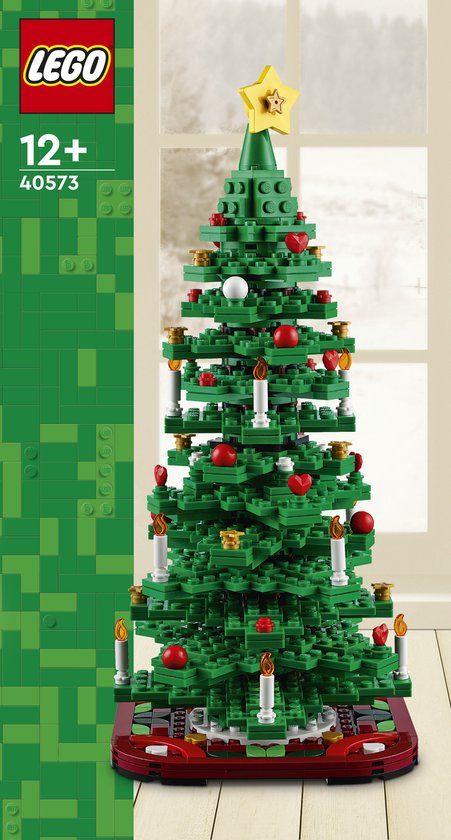 Sapin de Noël LEGO 40573 sur son emballage, devant un encadrement de fenêtre.