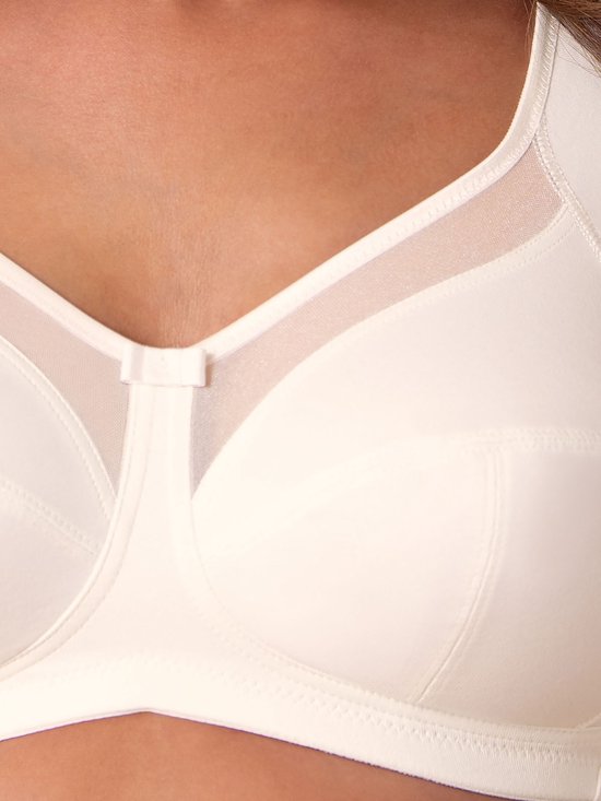 Detail van de naad en mesh inzetstuk bij de cleavage van de crème beugel-bh.