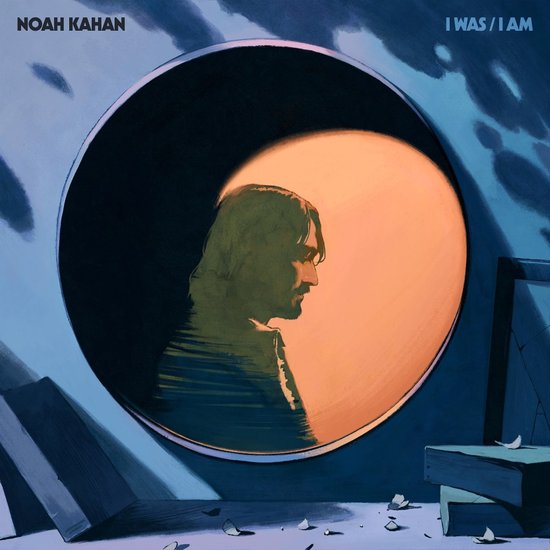 Hoes van de vinylplaat met een cirkelvormige afbeelding van Noah Kahan in profiel tegen een oranje achtergrond.