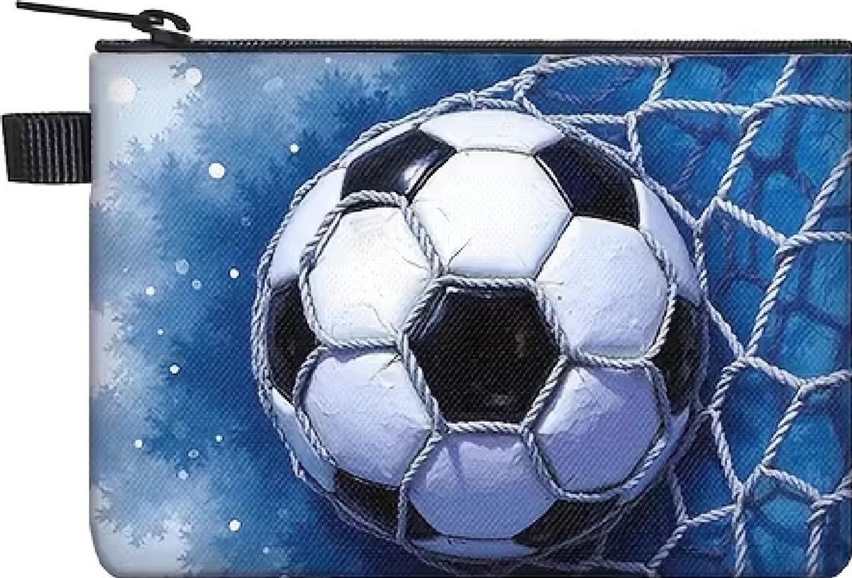 Gemakkelijk om erbij te hebben, dit handige rits portemonneetje 10x14cm. Een mooie afbeelding van een voetbal die in het doel is geschoten. Erg leuk om voor jezelf te kopen of om cadeau te geven. Ook leuk bij Sinterklaas, Kerst of vakantie.