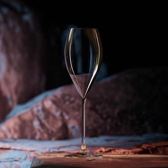 Een helder champagneglas met een slanke stam en een tuitvormige kelk, met glinsterende reflecties.