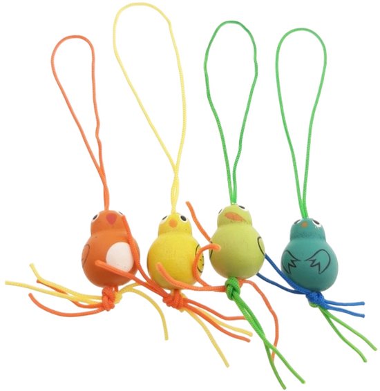 Vier houten vogelbedels in oranje, geel, groen en blauw, elk met een lus en gekleurde touwtjes.