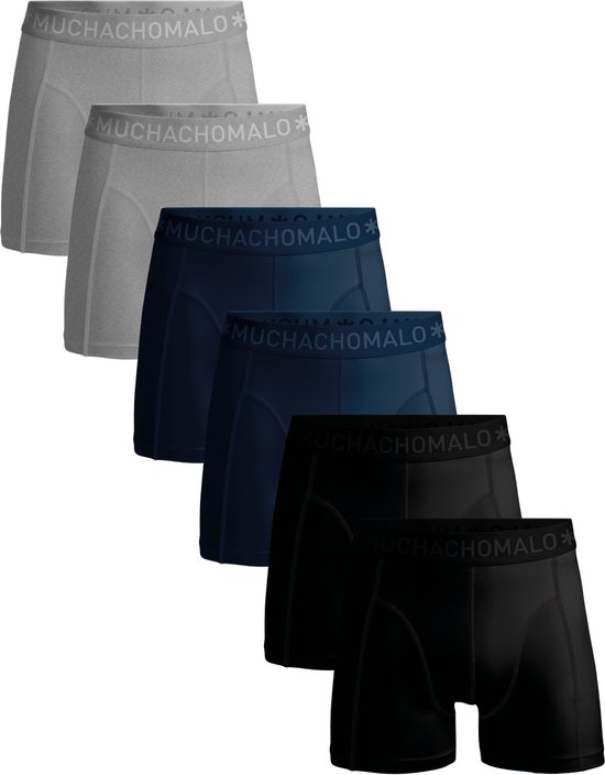 Vijf Muchachomalo boxershorts in grijstinten, blauw en zwart, op zwarte achtergrond.