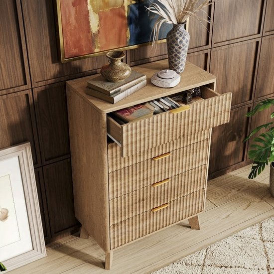 Houten ladekast met open lade, gouden handgrepen en golvend front, in een stijlvolle kamer.