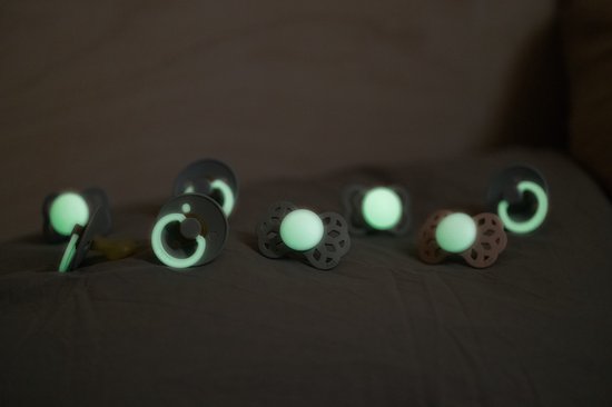 BIBS Colour Glow Fopspeen - 6-18 mnd - 2-pack - Rond - Black — afbeelding 2