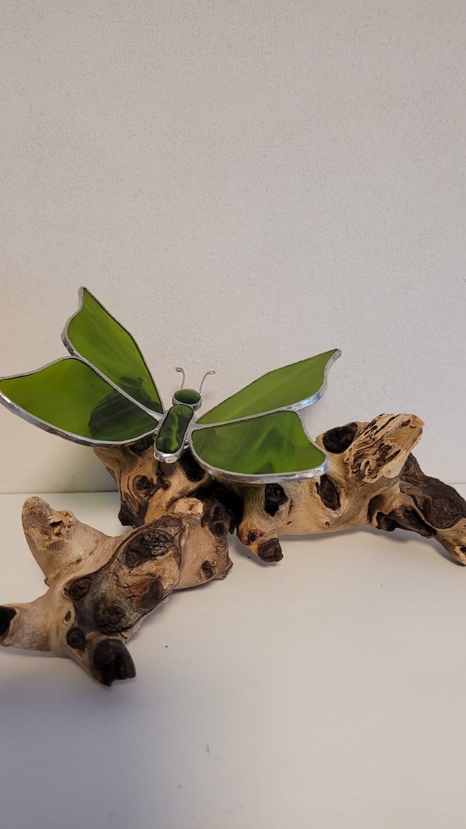 Tiffany herinneringsvlinder - glas in lood Groen decoratie vlinder 8x10x13 cm hout diverse afmetingen gedachtenis vlinder