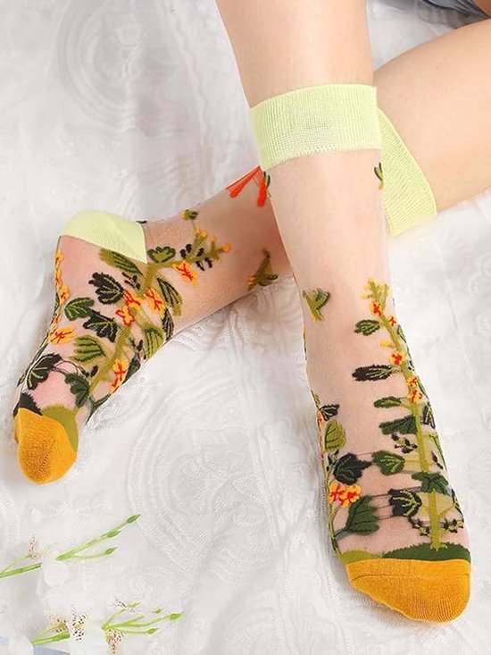 Dames enkelsokken van transparante stof met groene bloemenprint en gele punt.