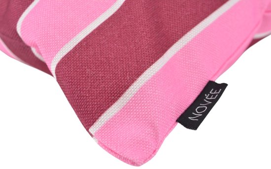 Dichtbij opname van een kussen met roze, bordeaux rode en witte strepen, met NOVÉE label.