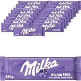 Doos met 17 Milka Alpenmelk chocoladerepen in paarse verpakking met berglandschap en koe, plus een losse reep.
