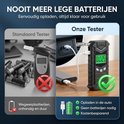 Zwarte digitale alcoholtester laadt op via USB, naast een verouderde tester met batterijen en een rood kruis.