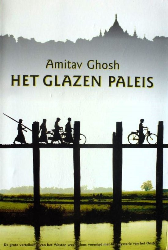 Boekomslag: "HET GLAZEN PALEIS" van Amitav Ghosh. Silhouetten van fietsers en figuren op een brug onder een pagoda.