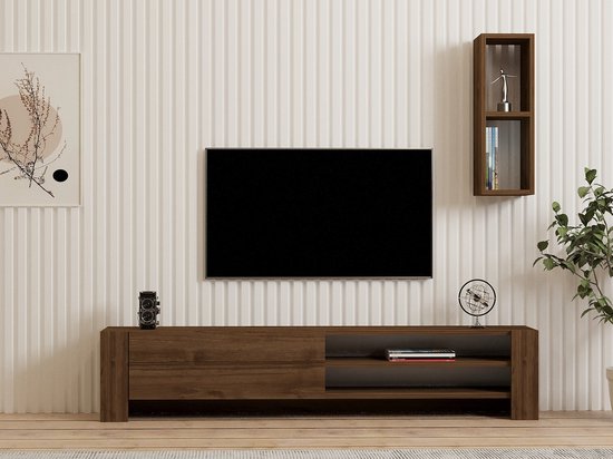 Een woonkamer met een donkerbruin tv-meubel met gesloten kast en open vakken. Een tv hangt boven het meubel. Een wandrekje met twee vakken staat rechts.