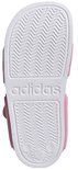 Onderkant van roze Adilette sandalen voor kinderen met witte zool en Adidas logo.