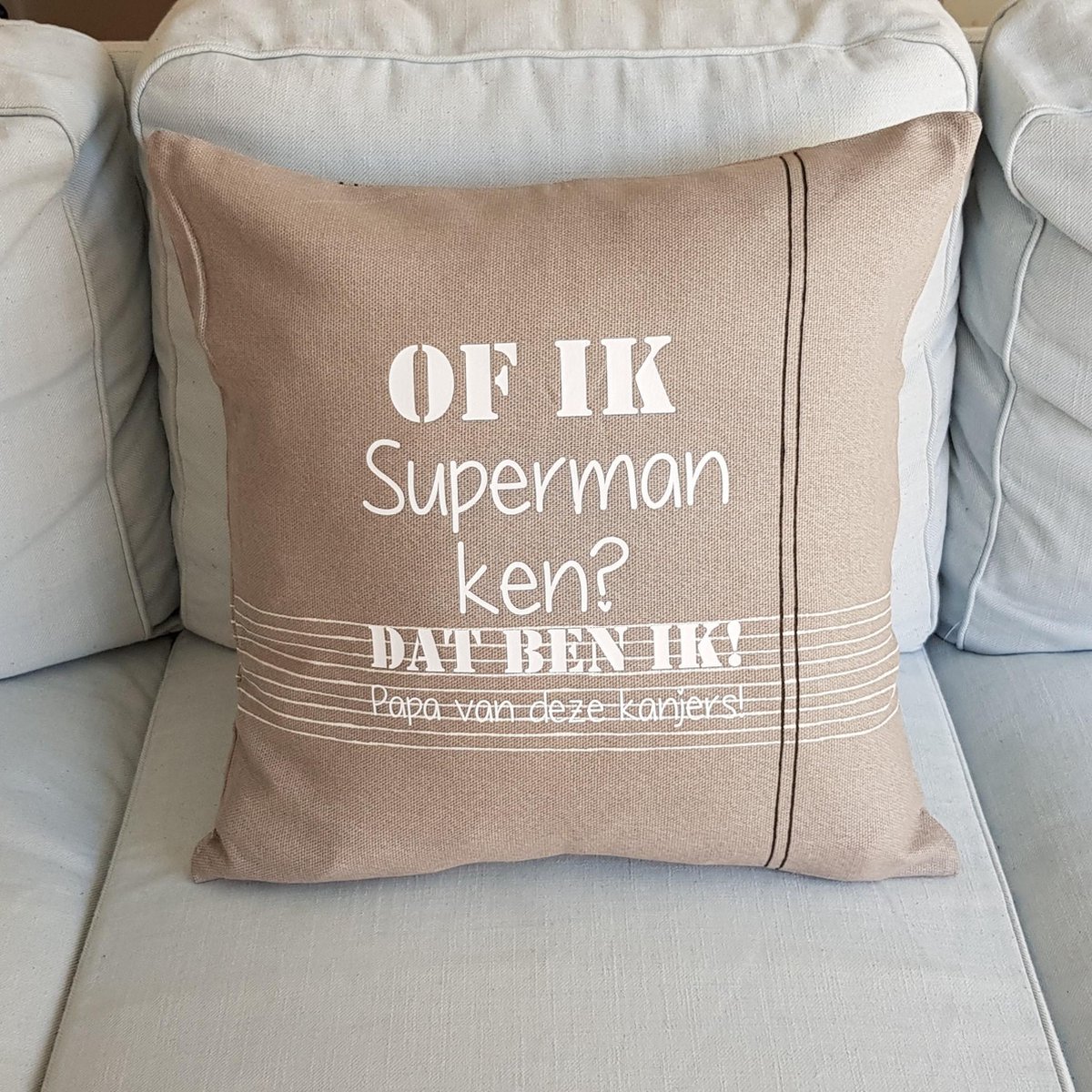 Sierkussen Kussen met tekst bedrukt cadeau |Of ik superman ken? Dat ben ik! Papa van deze kanjers | beige met wit met vulling | 50x50 cm | vaderdag verjaardag opa man feestdagen sinterklaas kerstmis voor de liefste aanstaande vader geboorte baby
