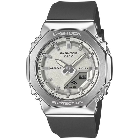 G-Shock horloge met zilverkleurige achthoekige kast, witte wijzerplaat met indexen en zwarte band.