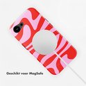 Coque de téléphone rouge et rose à motif ondulé, compatible MagSafe.