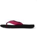 Zijprofiel van een zwarte Reef slipper met een felroze band.