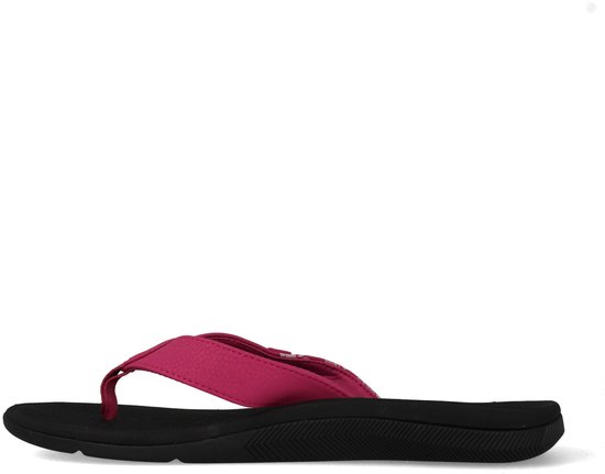 Zijprofiel van een zwarte Reef slipper met een felroze band.