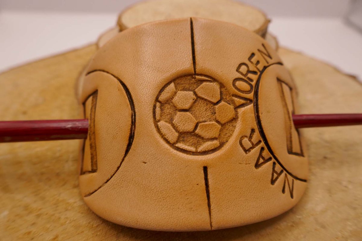 WK 2026 voetbalveld haarspeld NAAR VOREN met voetbal in de kleur beige met rode haarstok - haarspeld voetbal " naar voren " - voetbal toernooi haaraccessoires - Nederlandse haarspeld- handgemaakte wk haarspeld - unieke leren haarsieraden voor WK 2026