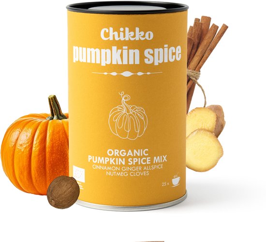 Oranje blik 'Chikko pumpkin spice' met kaneelstokjes, gember, nootmuskaat en pompoen.
