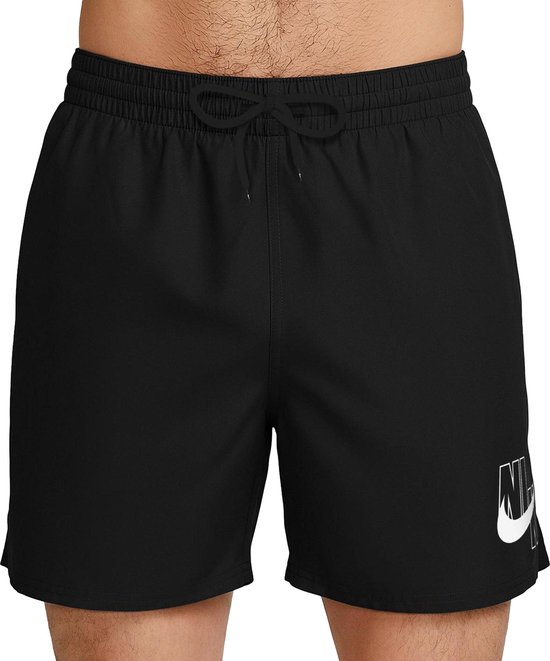 Man in zwarte Nike zwembroek met trekkoord en wit Nike logo op de linker broekspijp.
