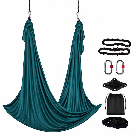 Donkergroene aerial yoga hangmat met accessoires zoals karabijnhaken en verstelbare lussen.