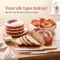 Een taart met bessen en een mand met croissants en chocoladebroodjes, naast gesneden brood en Broba broodmessen. "Voor elk type baksel"