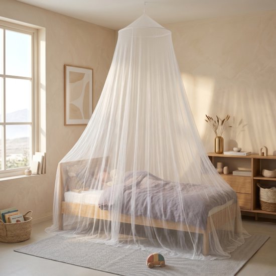 Een witte, transparante klamboe die over een kinderbed hangt met een houten bedframe, gedrapeerd over het matras.