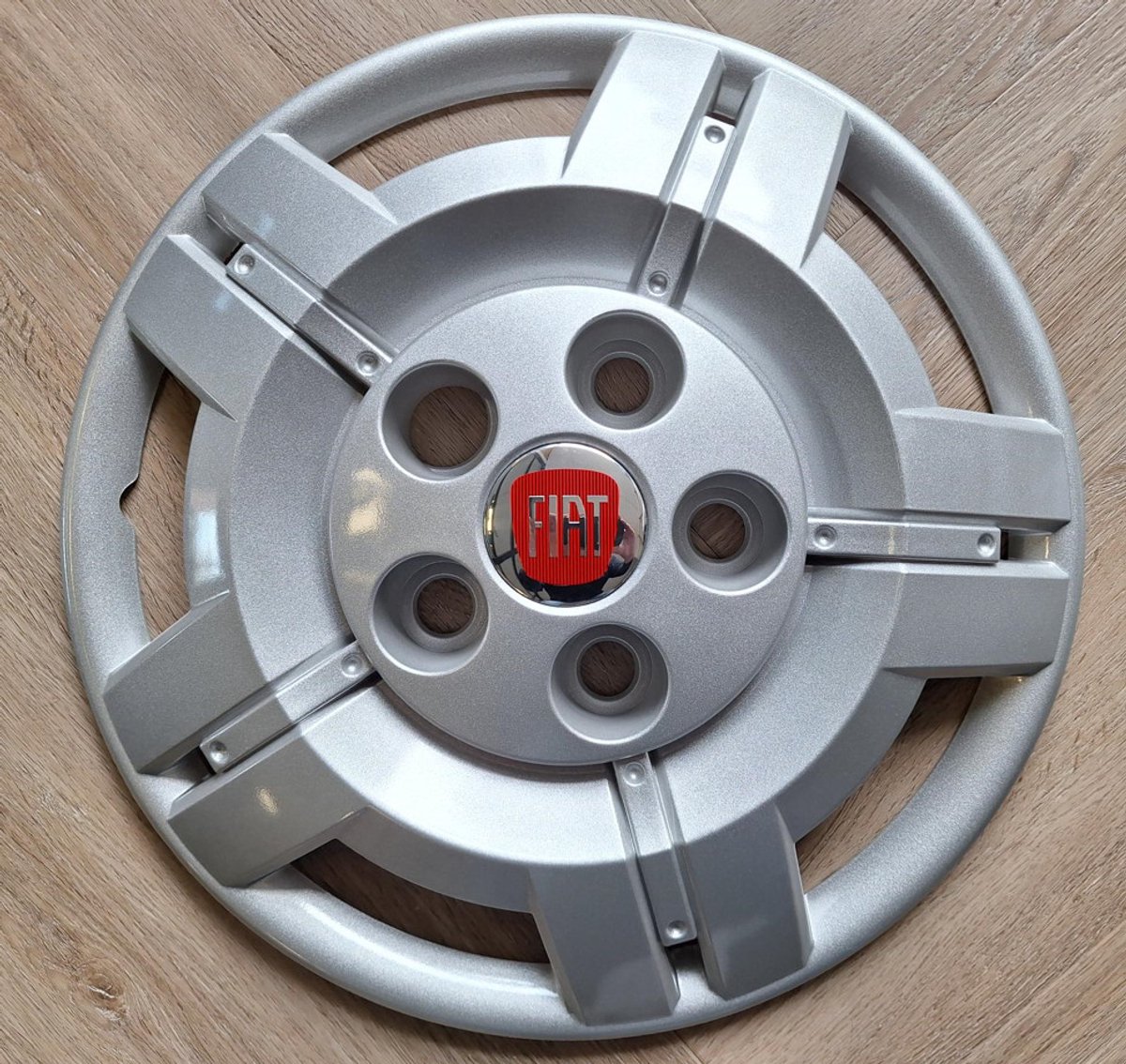 Wieldop Geschikt voor Fiat Ducato rood 16 inch (onder wielbouten) (set van 4 stuks) Wieldop Camper