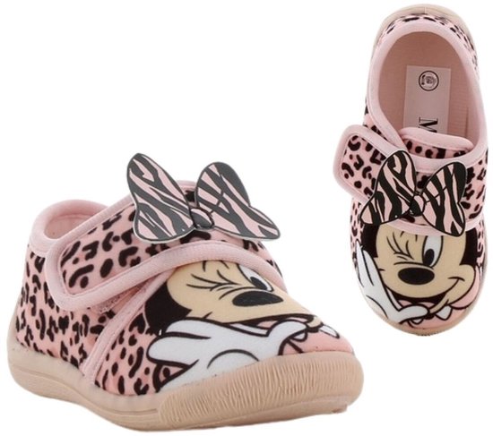 Roze pantoffels met luipaardprint en Minnie Mouse. Een pantoffel is van voren, een van de zijkant.