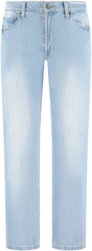 Rechte voorkant van een effen lichtblauwe regular fit jeans met lichte wassing, geïsoleerd op witte achtergrond.