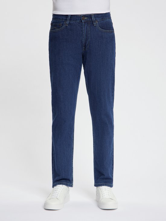 Donkerblauwe jeans, regular fit, staand model.