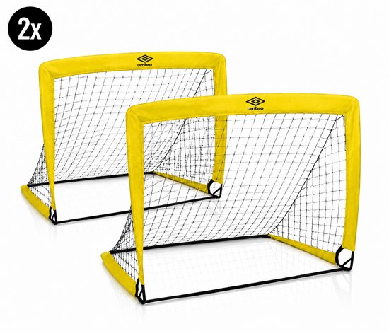 Twee gele Umbro voetbaldoelen met zwarte netten.