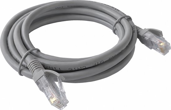 Grijze CAT6 netwerkkabel met transparante RJ45 connectoren, opgerold.