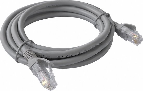 Grijze CAT6 UTP netwerkkabel met twee transparante RJ45-stekkers, opgerold.