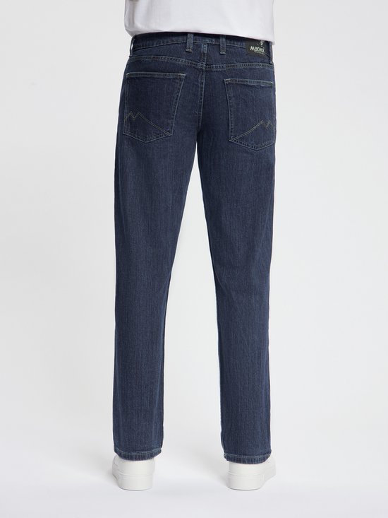 Achterkant van een donkerblauwe jeans met gele stiksels en het Maskovick logo.