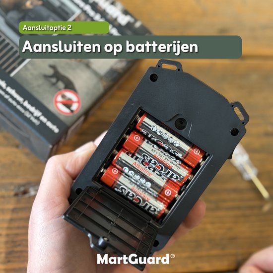 MartGuard verjager met 4 AA-batterijen erin, aangesloten op batterijen voor gebruik.