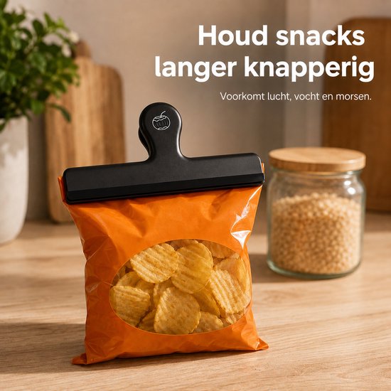 Een zwarte vershoudclip klemt een oranje zak chips af in een keukenomgeving.