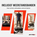 Vrouw gebruikt Mytrox trilplaat met weerstandsbanden, thuis.