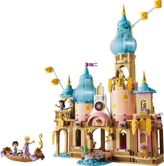Gouden LEGO kasteel met roze en blauwe torens, gouden accenten en 2 figuurtjes in boot.